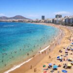 Las 5 estaciones de tren junto al mar que convierten la llegada en parte del viaje »